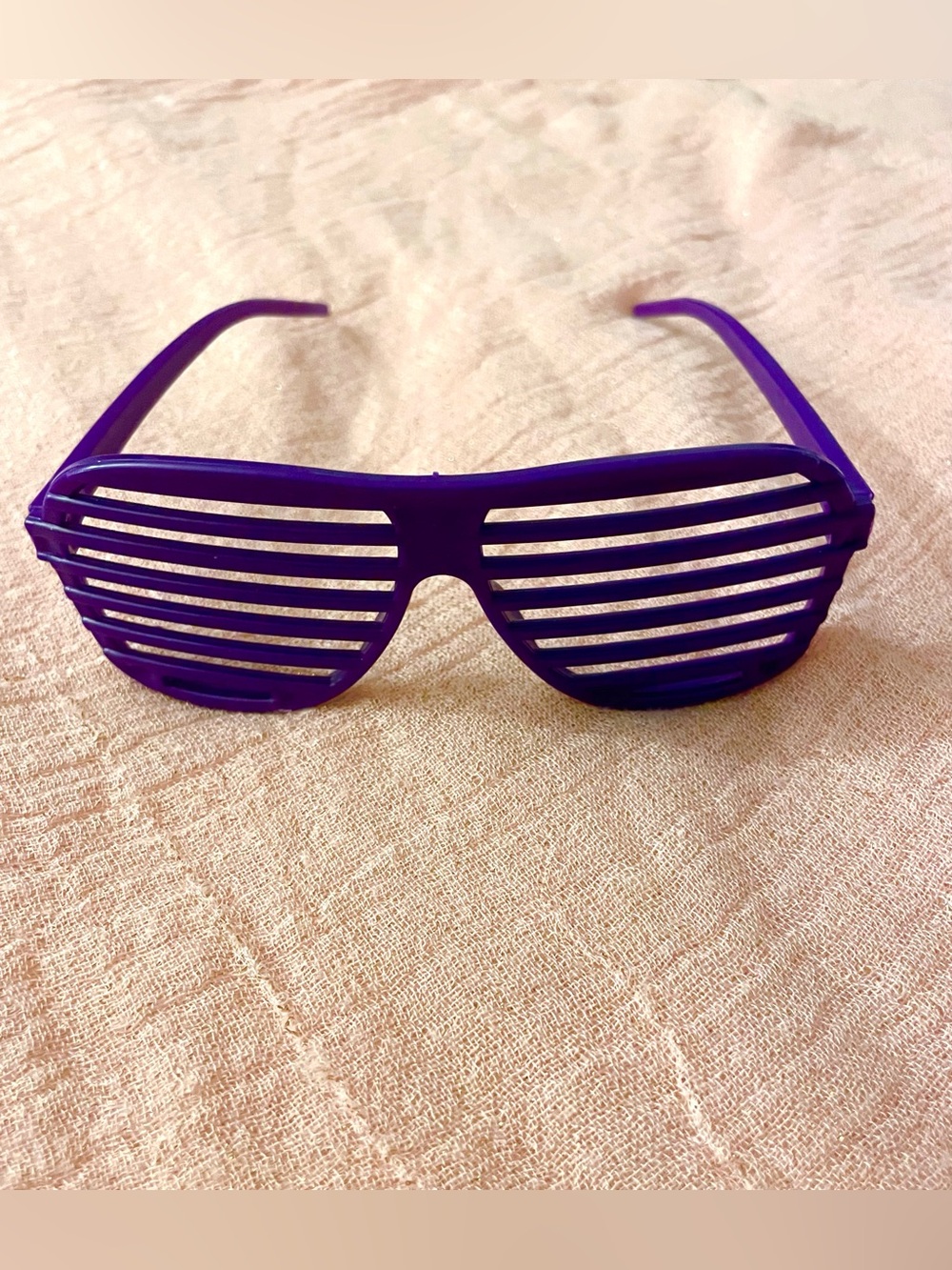Purple retro shutter glasses with horizontal slats